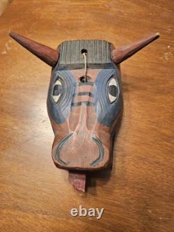 Masque folklorique en bois sculpté à la main Torito vintage, art populaire, carnaval mexicain guatémaltèque