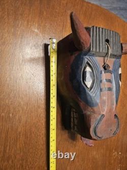 Masque folklorique en bois sculpté à la main Torito vintage, art populaire, carnaval mexicain guatémaltèque