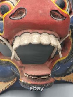 Masque rituel en bois sculpté à la main, polychrome et doré, art populaire asiatique, 20e siècle