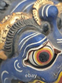 Masque rituel en bois sculpté à la main, polychrome et doré, art populaire asiatique, 20e siècle