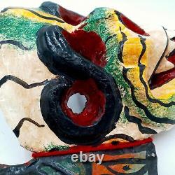 Masque sculpté d'art populaire avec des ailes, décoration murale faite à la main, sculpture sur bois.