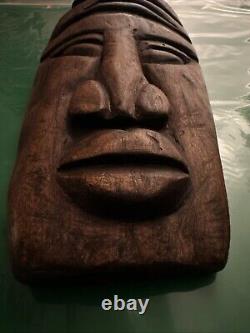 Masque vintage en bois sculpté à la main de Sainte-Lucie, signé, œuvre d'art populaire unique, 14,5 pouces