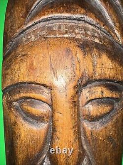 Masque vintage en bois sculpté à la main de Sainte-Lucie, signé, œuvre d'art populaire unique, 14,5 pouces