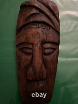 Masque vintage en bois sculpté à la main de Sainte-Lucie, signé, œuvre d'art populaire unique, 14,5 pouces