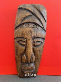 Masque vintage en bois sculpté à la main de Sainte-Lucie, signé, œuvre d'art populaire unique, 14,5 pouces