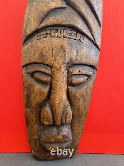 Masque vintage en bois sculpté à la main de Sainte-Lucie, signé, œuvre d'art populaire unique, 14,5 pouces