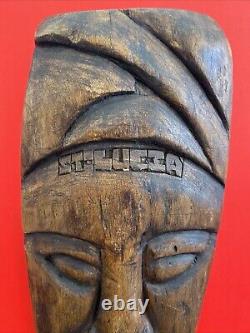 Masque vintage en bois sculpté à la main de Sainte-Lucie, signé, œuvre d'art populaire unique, 14,5 pouces