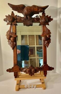Miroir en noyer sculpté à la main en art populaire, noix, feuilles et aigle, fin du 19e siècle/début du 20e siècle