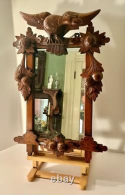 Miroir en noyer sculpté à la main en art populaire, noix, feuilles et aigle, fin du 19e siècle/début du 20e siècle