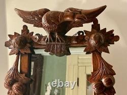 Miroir en noyer sculpté à la main en art populaire, noix, feuilles et aigle, fin du 19e siècle/début du 20e siècle