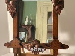 Miroir en noyer sculpté à la main en art populaire, noix, feuilles et aigle, fin du 19e siècle/début du 20e siècle