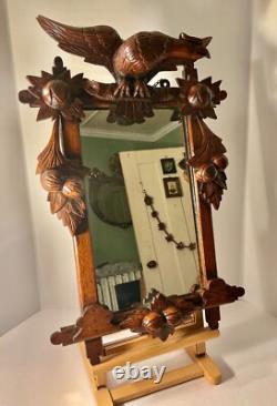 Miroir en noyer sculpté à la main en art populaire, noix, feuilles et aigle, fin du 19e siècle/début du 20e siècle