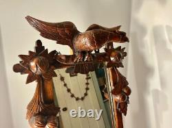Miroir en noyer sculpté à la main en art populaire, noix, feuilles et aigle, fin du 19e siècle/début du 20e siècle