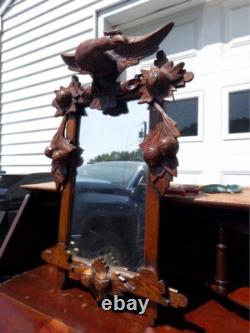Miroir en noyer sculpté à la main en art populaire, noix, feuilles et aigle, fin du 19e siècle/début du 20e siècle