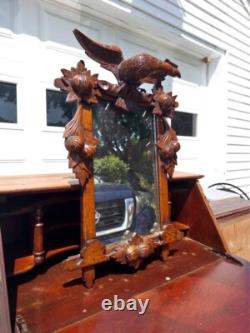Miroir en noyer sculpté à la main en art populaire, noix, feuilles et aigle, fin du 19e siècle/début du 20e siècle