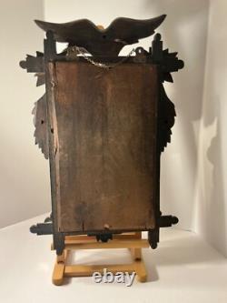Miroir en noyer sculpté à la main en art populaire, noix, feuilles et aigle, fin du 19e siècle/début du 20e siècle