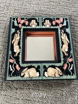 Miroir mural cadre en bois sculpté peint à la main d'art populaire animalier signé VTG avec ensemble de lapins