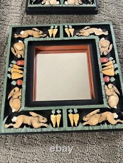 Miroir mural cadre en bois sculpté peint à la main d'art populaire animalier signé VTG avec ensemble de lapins