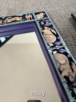 Miroir mural cadre en bois sculpté peint à la main d'art populaire animalier signé VTG avec ensemble de lapins