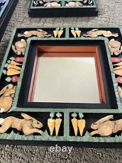 Miroir mural cadre en bois sculpté peint à la main d'art populaire animalier signé VTG avec ensemble de lapins