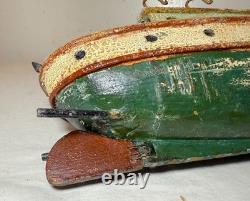 Modèle de bateau remorqueur en bois sculpté à la main, art populaire antique rare
