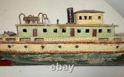 Modèle de bateau remorqueur en bois sculpté à la main, art populaire antique rare