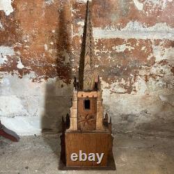 Modèle de l'église gothique antique en bois sculpté, art populaire du 19ème siècle