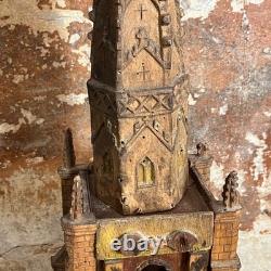 Modèle de l'église gothique antique en bois sculpté, art populaire du 19ème siècle