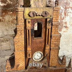 Modèle de l'église gothique antique en bois sculpté, art populaire du 19ème siècle