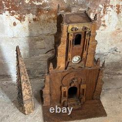 Modèle de l'église gothique antique en bois sculpté, art populaire du 19ème siècle