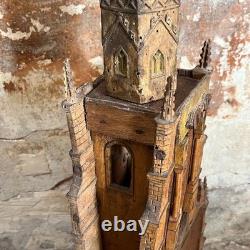 Modèle de l'église gothique antique en bois sculpté, art populaire du 19ème siècle