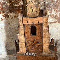 Modèle de l'église gothique antique en bois sculpté, art populaire du 19ème siècle