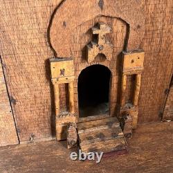Modèle de l'église gothique antique en bois sculpté, art populaire du 19ème siècle