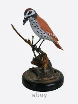 Oiseau Sur Perche Main Sculpté Bois Peint Folk Art Yeux En Verre Plumes Rouges