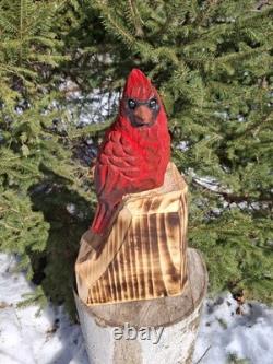 Oiseau en bois sculpté à la tronçonneuse en rouge cardinal - Art de décoration rustique pour la maison