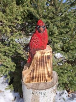 Oiseau en bois sculpté à la tronçonneuse en rouge cardinal - Art de décoration rustique pour la maison