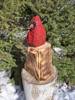Oiseau en bois sculpté à la tronçonneuse en rouge cardinal - Art de décoration rustique pour la maison