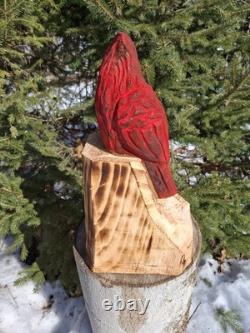 Oiseau en bois sculpté à la tronçonneuse en rouge cardinal - Art de décoration rustique pour la maison