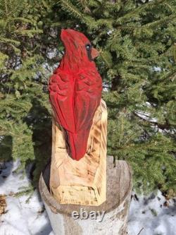 Oiseau en bois sculpté à la tronçonneuse en rouge cardinal - Art de décoration rustique pour la maison