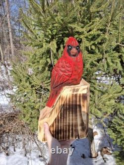 Oiseau en bois sculpté à la tronçonneuse en rouge cardinal - Art de décoration rustique pour la maison