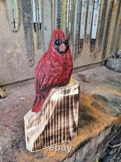 Oiseau en bois sculpté à la tronçonneuse en rouge cardinal - Art de décoration rustique pour la maison