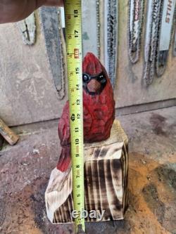 Oiseau en bois sculpté à la tronçonneuse en rouge cardinal - Art de décoration rustique pour la maison