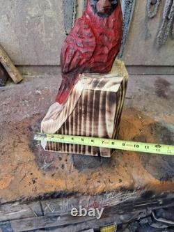Oiseau en bois sculpté à la tronçonneuse en rouge cardinal - Art de décoration rustique pour la maison