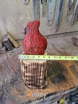 Oiseau en bois sculpté à la tronçonneuse en rouge cardinal - Art de décoration rustique pour la maison