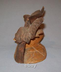 Old Vtg 19e C Folk Art Figurines D'oiseaux Sculptés En Bois Avec Des Oiseaux Nest Match Holder