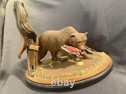 Ours Kodiak en bois sculpté et peint, art populaire vintage, saumon signé et daté.