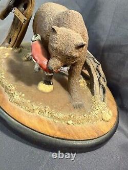 Ours Kodiak en bois sculpté et peint, art populaire vintage, saumon signé et daté.