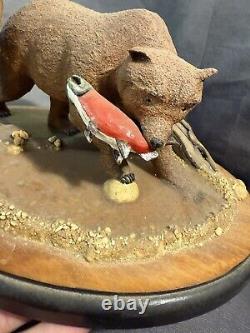 Ours Kodiak en bois sculpté et peint, art populaire vintage, saumon signé et daté.