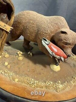 Ours Kodiak en bois sculpté et peint, art populaire vintage, saumon signé et daté.