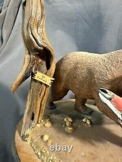 Ours Kodiak en bois sculpté et peint, art populaire vintage, saumon signé et daté.